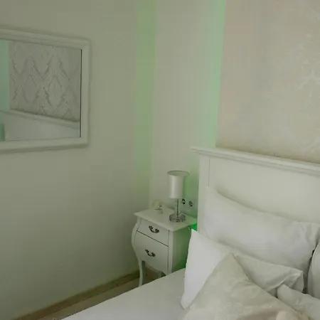 לינה וארוחת בוקר Andio 4*