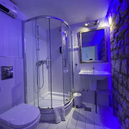 לינה וארוחת בוקר Andio 4*