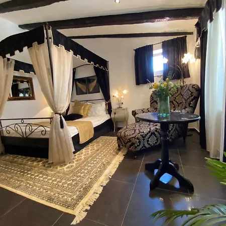 Andio לינה וארוחת בוקר 4*