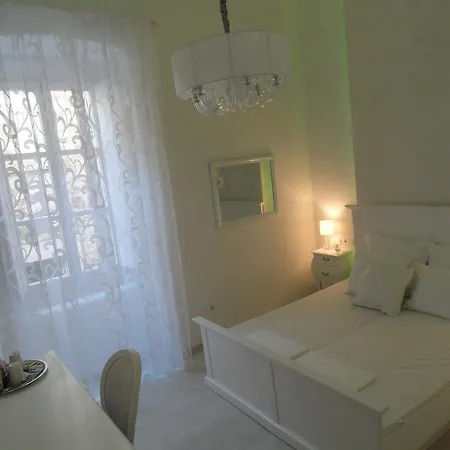 לינה וארוחת בוקר Andio 4*